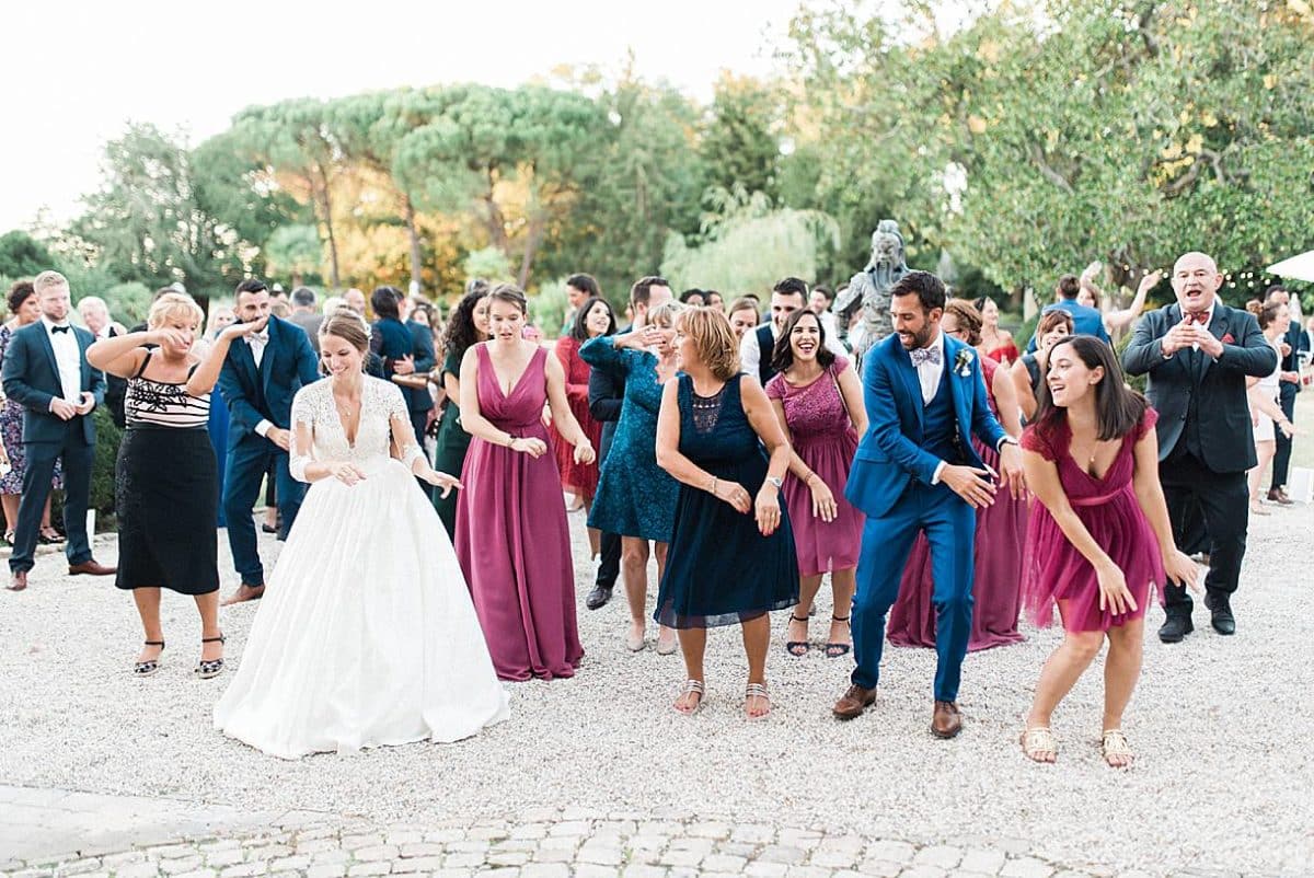 photographe de mariage à bordeaux lors d'un flash mob avec les maries au château de la ligne à lignan de Bordeaux photos réalisé par un photographe professionnel de mariage