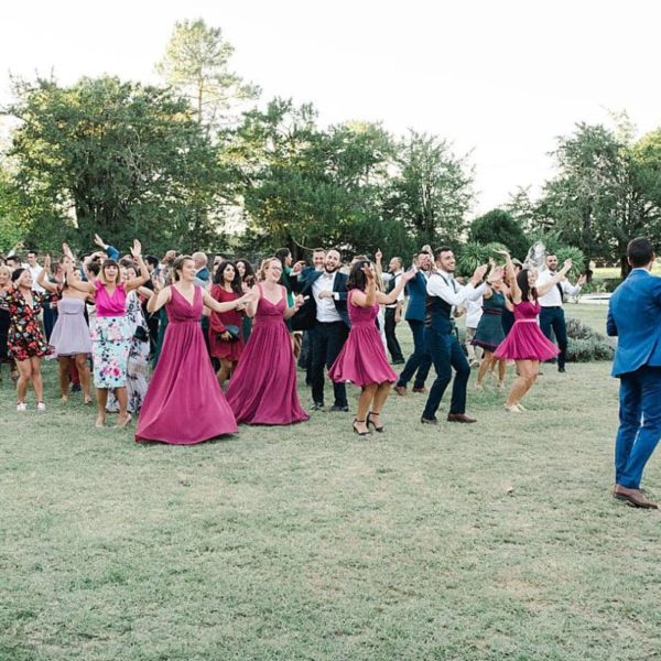 photographe de mariage à bordeaux lors d'un flash mob avec les maries au château de la ligne à lignan de Bordeaux photos réalisé par Pixaile photography