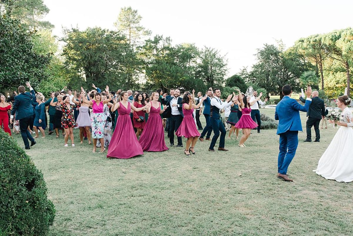 photographe de mariage à bordeaux lors d'un flash mob avec les maries au château de la ligne à lignan de Bordeaux photos réalisé par Pixaile photography