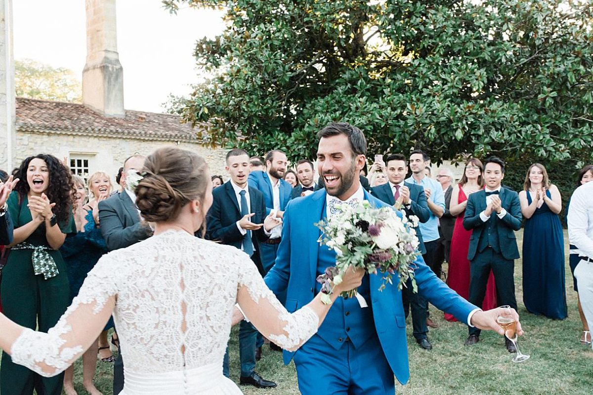 photographe de mariage en Gironde lors d'un flash mob avec les maries au château de la ligne à lignan de Bordeaux photographe de mariage professionnel pixaile photography