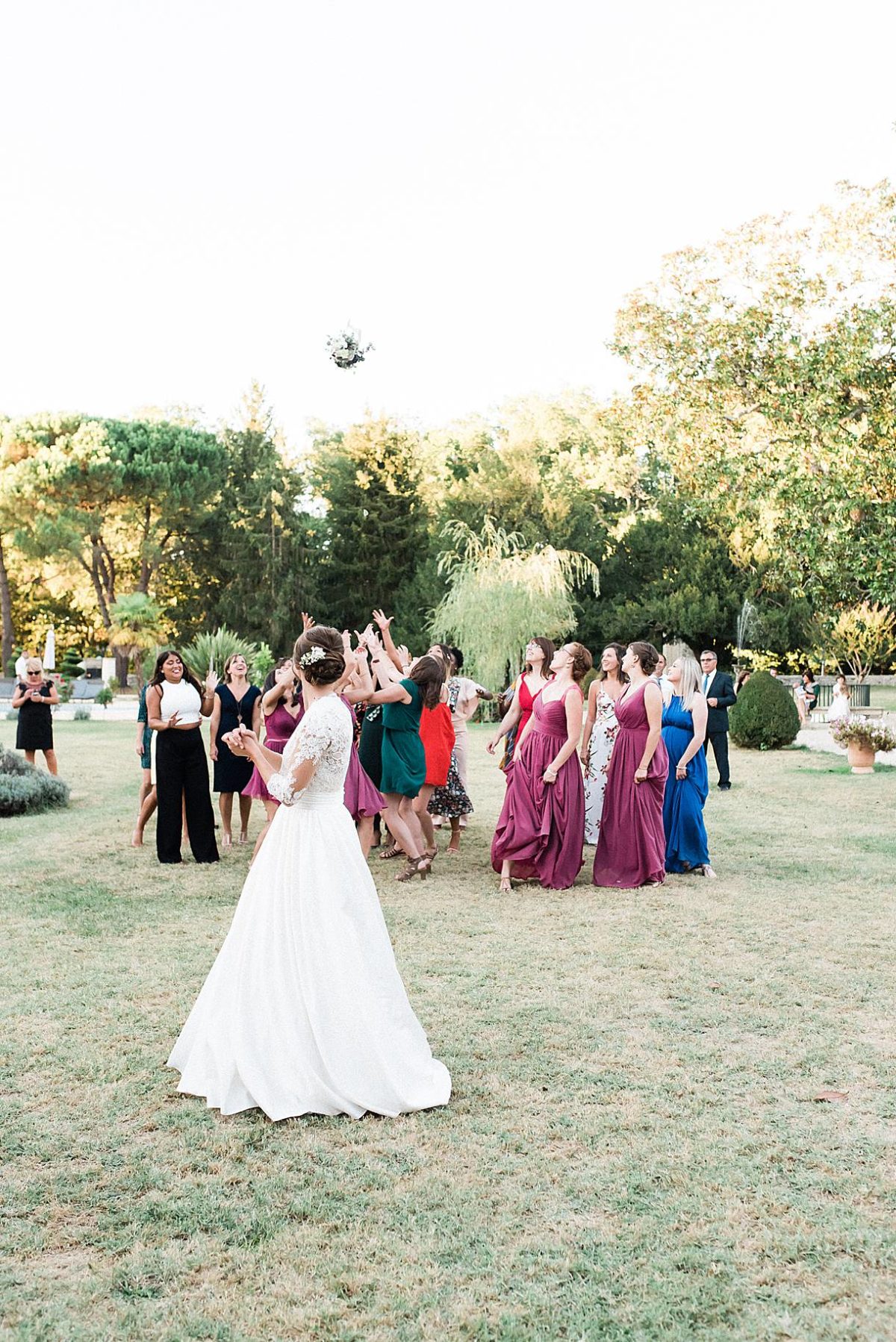 photographe de mariage Bordeaux sur le lancée de bouquet de la mariée au château de la ligne à lignan de Bordeaux photos réalisé par un photographe professionnel Pixaile photography