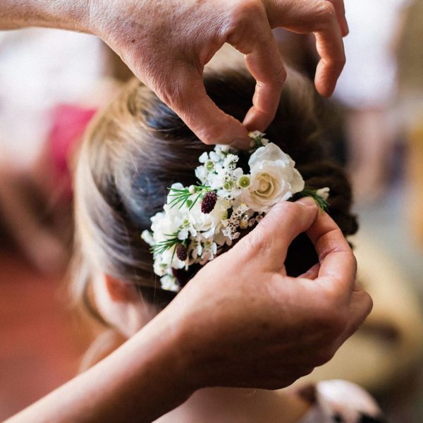 photographe de mariage en gironde avec les préparatifs de la mariée au château de la ligne à lignan de Bordeaux sur les détails de la coiffure photos réalisé par Pixaile Photography