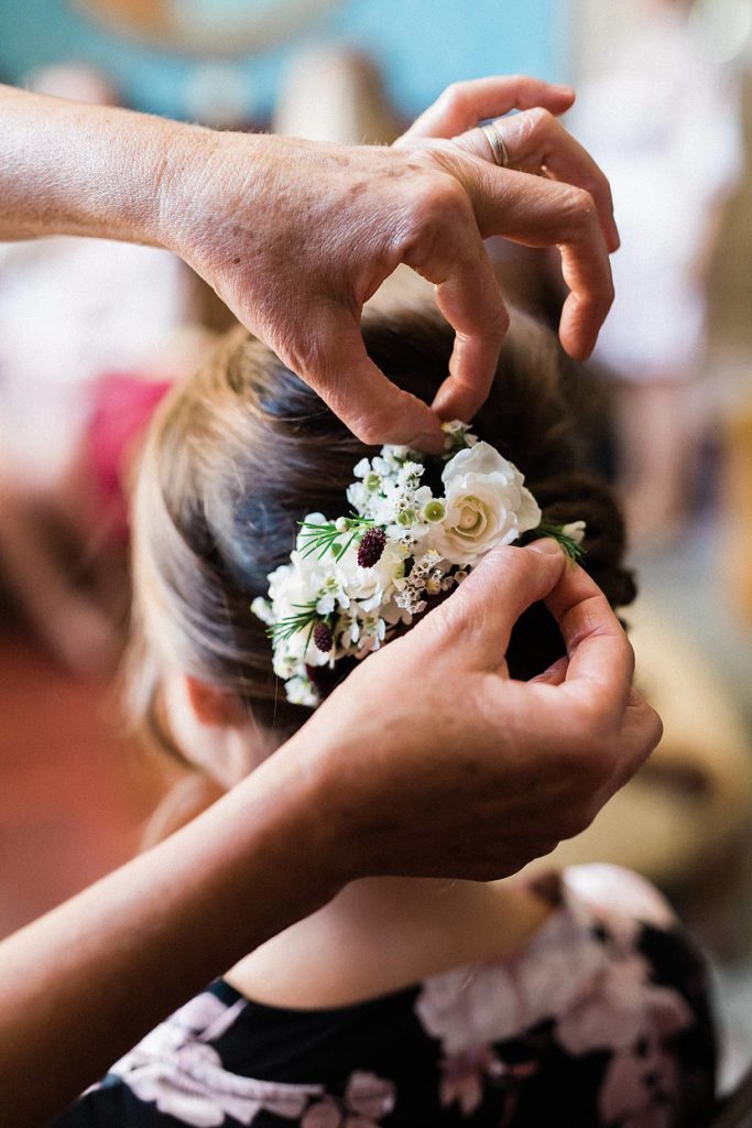 photographe de mariage en gironde avec les préparatifs de la mariée au château de la ligne à lignan de Bordeaux sur les détails de la coiffure photos réalisé par Pixaile Photography