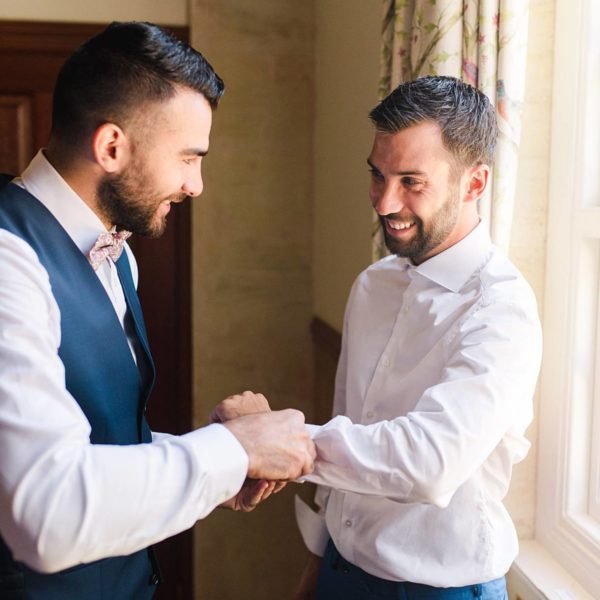 photographe de mariage en gironde lors des préparatifs du marie au château de la ligne à Lignan de Bordeaux photos réalise par pixaile photography