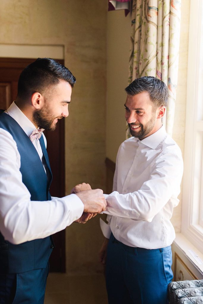 photographe de mariage en gironde lors des préparatifs du marie au château de la ligne à Lignan de Bordeaux photos réalise par pixaile photography