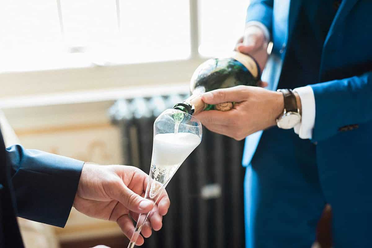 photographe de mariage sur Bordeaux lors des préparatifs du marie au château de la ligne à Lignan de Bordeaux avec une coupe de champagne en détails