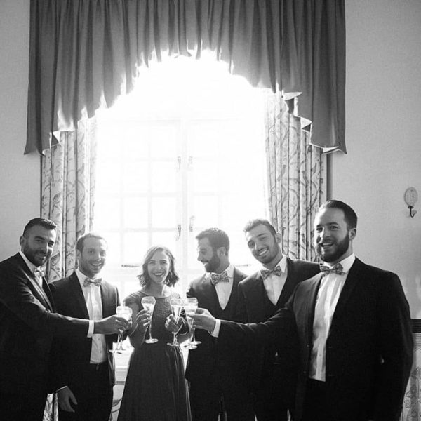 photographe de mariage sur Bordeaux lors des préparatifs du marie au château de la ligne à Lignan de Bordeaux avec une coupe de champagne