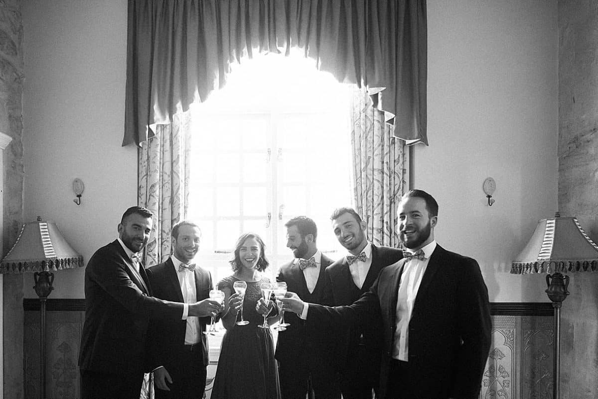 photographe de mariage sur Bordeaux lors des préparatifs du marie au château de la ligne à Lignan de Bordeaux avec une coupe de champagne