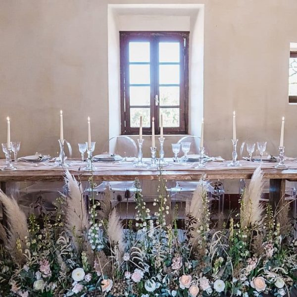 table de décoration de mariage provencale à la commanderie de Peyrassol avec Sophie Matusiak et Virginie d'Alessio fleuriste