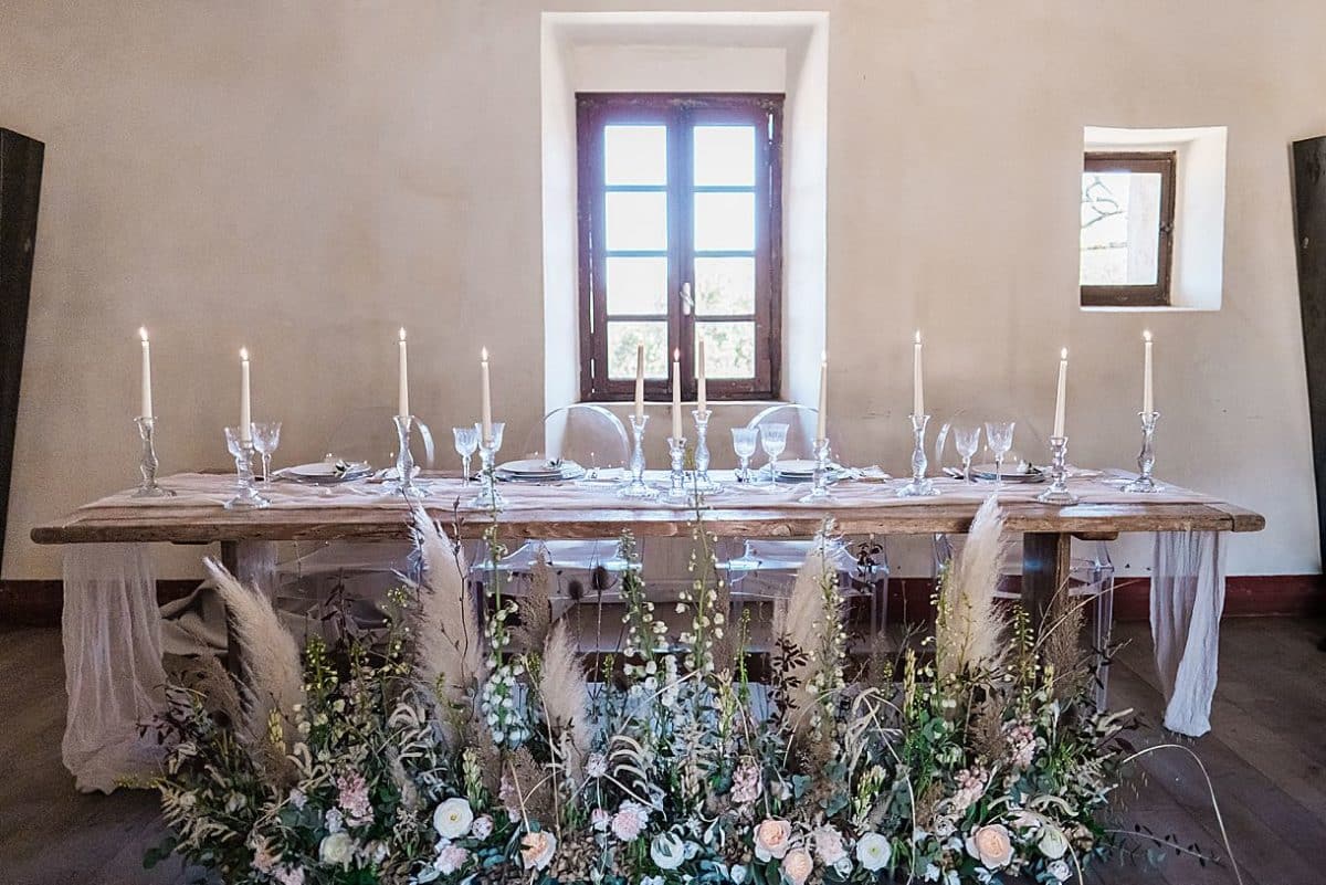 table de décoration de mariage provencale à la commanderie de Peyrassol avec Sophie Matusiak et Virginie d'Alessio fleuriste