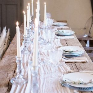 decoration de table de mariage provencale réalisé par la wedding planer Shade Waves à la commanderie de Peyrassol en Provence sur la Côte d'Azur