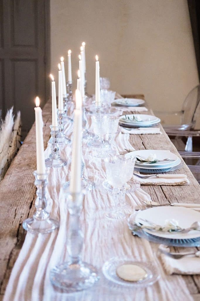 decoration de table de mariage provencale réalisé par la wedding planer Shade Waves à la commanderie de Peyrassol en Provence sur la Côte d'Azur