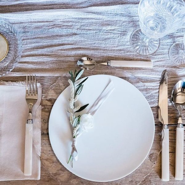 décoration de table de mariage provencale réalisé par Sophie Matusiak et wedding planer Shade Waves à la commanderie de Peyrassol en Provence