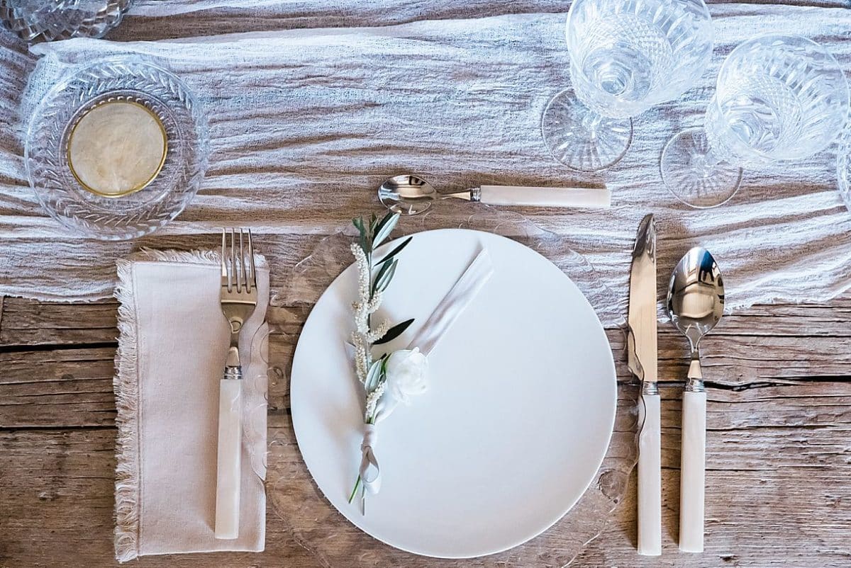 décoration de table de mariage provencale réalisé par Sophie Matusiak et wedding planer Shade Waves à la commanderie de Peyrassol en Provence