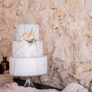 wedding cake en Provence réalisé par Anais Gonin à la commanderie de peyrassol à Flassans sur Issole sur la Côte d'Azur