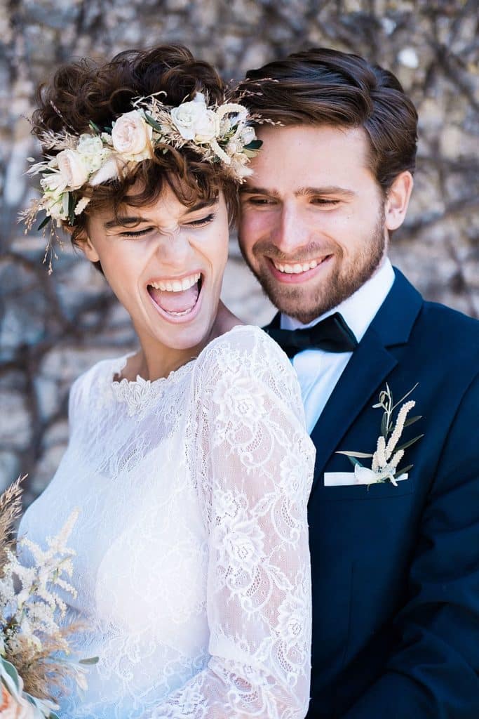 photographe de mariage à la commanderie de peyrassol en Provence couronne de fleurs réalisée par virginie dalessio fleuriste sur Toulon