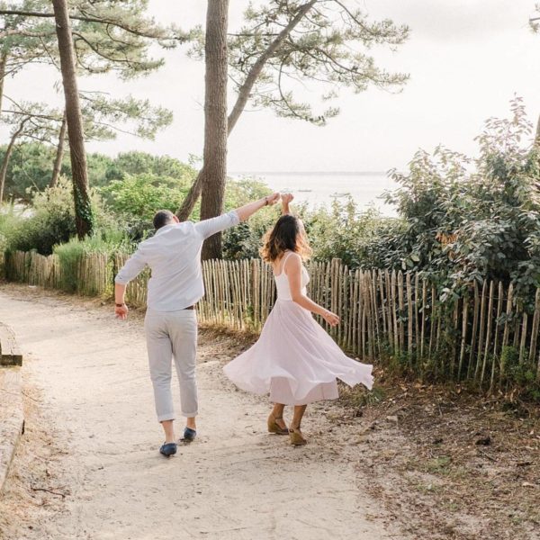 shooting couple sur le Bassin d'Arcachon au tir au vol pour un futur mariage en gironde avec pixaile photography photographe de mariage professionnel