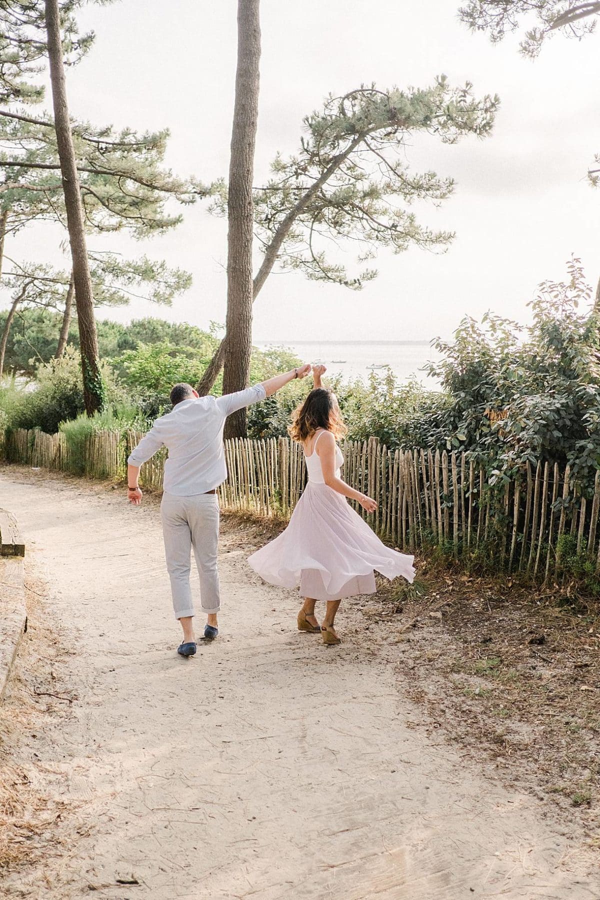 shooting couple sur le Bassin d'Arcachon au tir au vol pour un futur mariage en gironde avec pixaile photography photographe de mariage professionnel