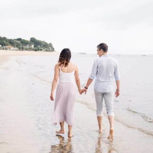 seance couple sur le bassin d'Arcachon au tir au vol par pixaile photography photographe de mariage professionnel