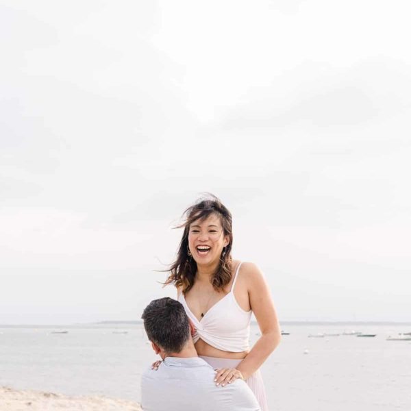 shooting couple sur la plage de Arcachon en gironde dans le département 33 photos réalisé par pixaile photography photographe de mariage professionnel