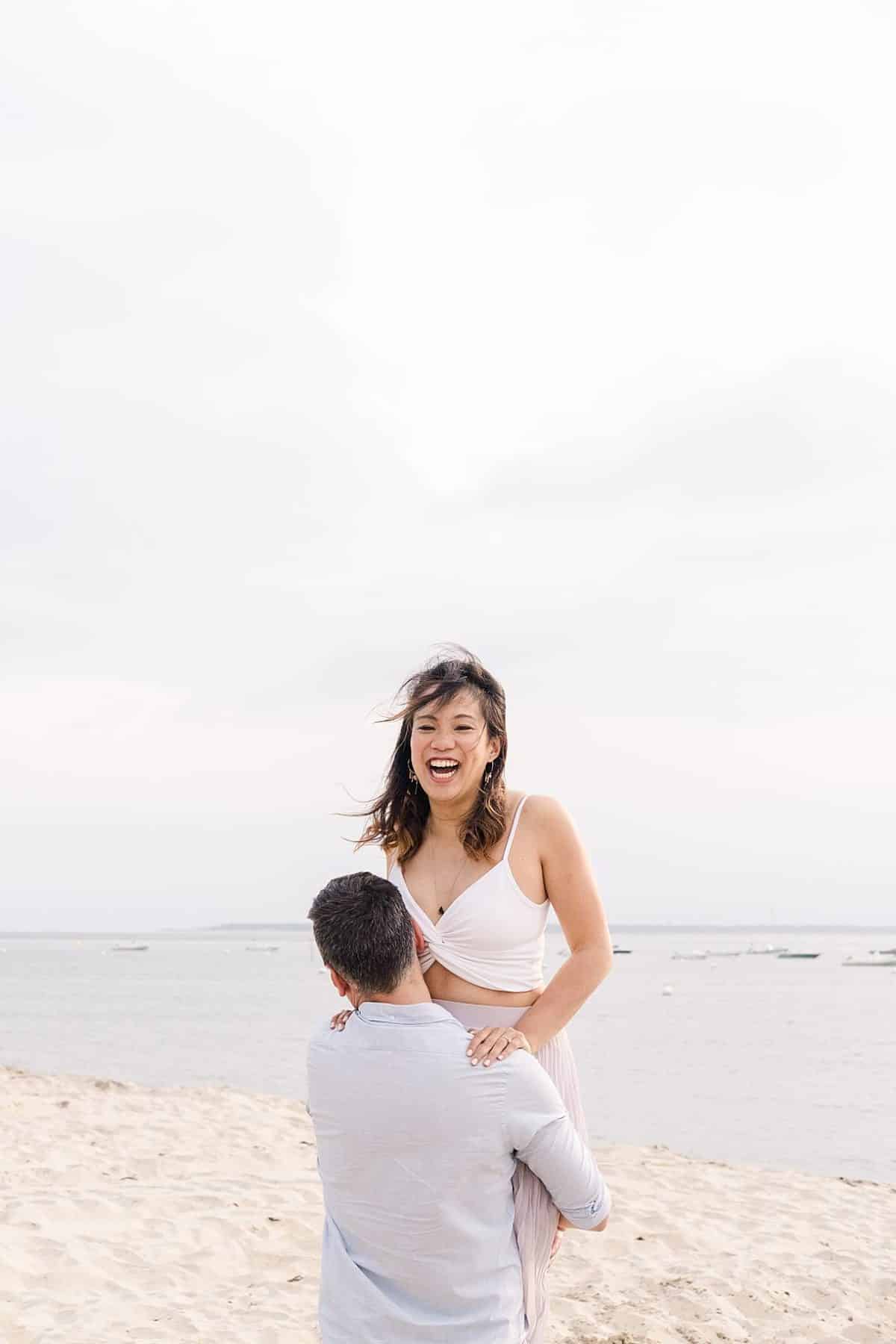 shooting couple sur la plage de Arcachon en gironde dans le département 33 photos réalisé par pixaile photography photographe de mariage professionnel