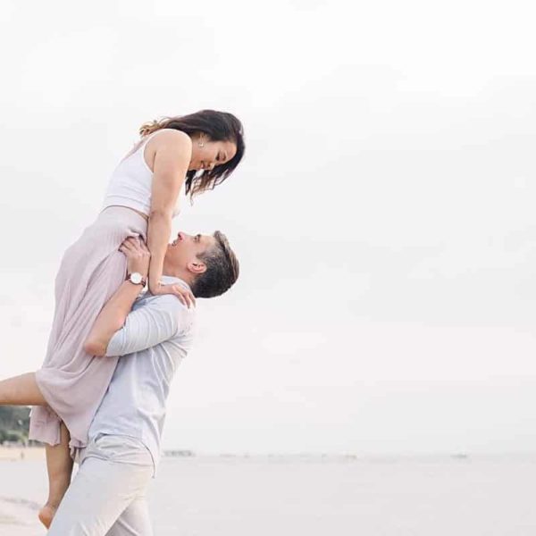 seance couple sur la plage du tir au vol a Arcachon par pixaile photography photographe de mariage professionnel en gironde