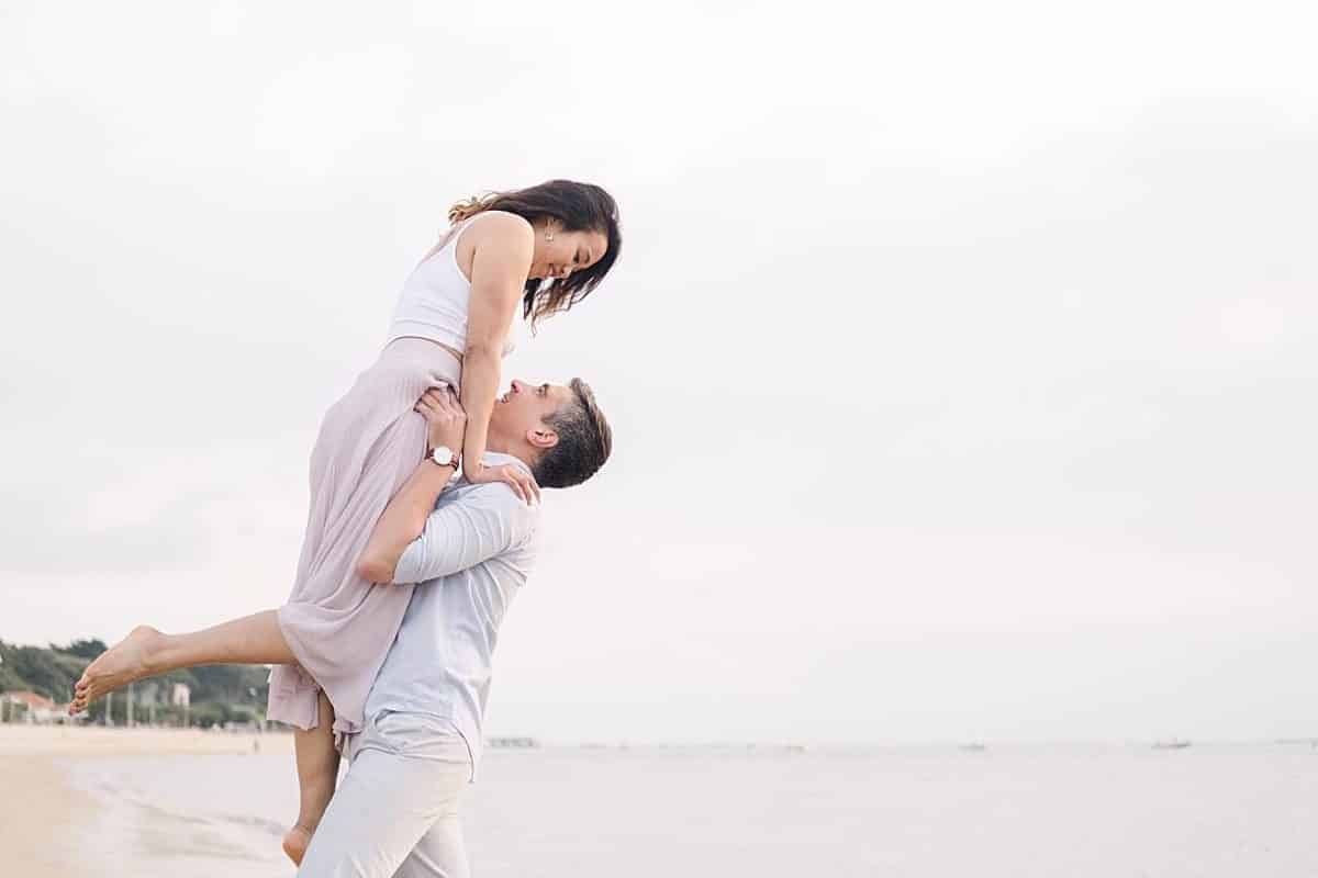 seance couple sur la plage du tir au vol a Arcachon par pixaile photography photographe de mariage professionnel en gironde