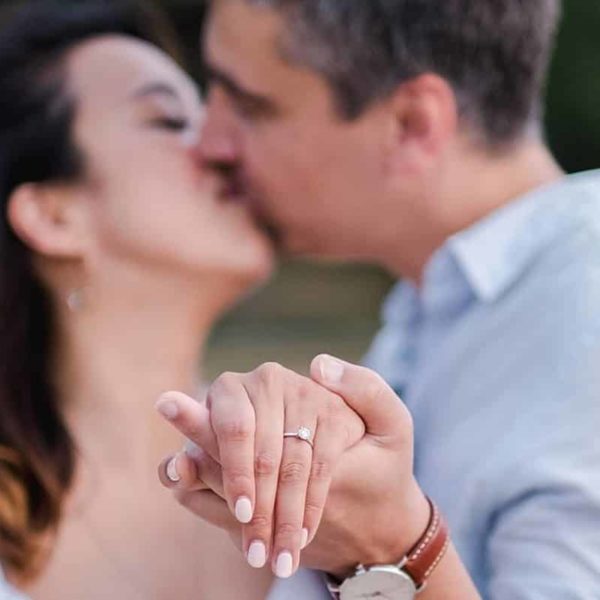 seance couple en Provence à marseilles sur les calanques photos réalisé par pixaile photography photographe de mariage en Provence