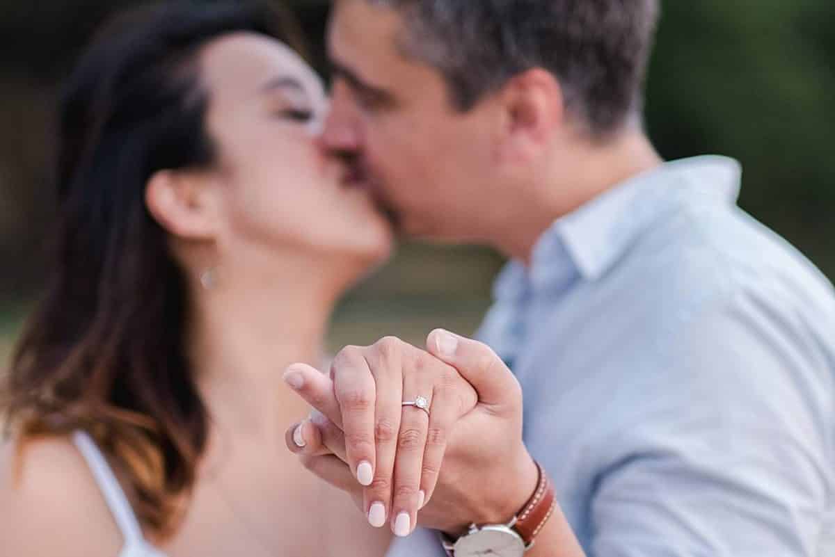 seance couple en Provence à marseilles sur les calanques photos réalisé par pixaile photography photographe de mariage en Provence