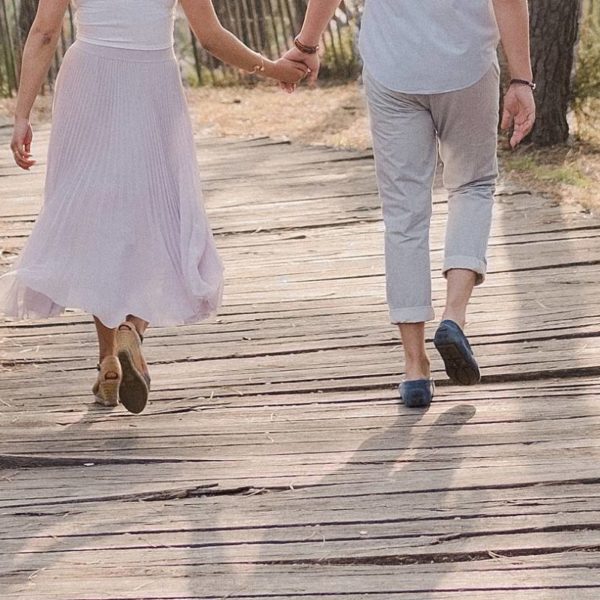 details des pieds lors d'une seance couple en train de marcher sur les marches du tir au vol à arcachon