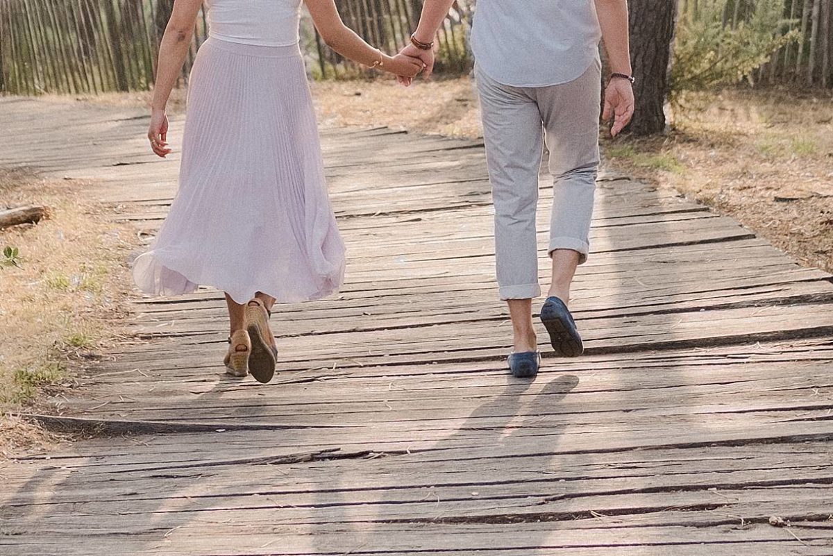 details des pieds lors d'une seance couple en train de marcher sur les marches du tir au vol à arcachon