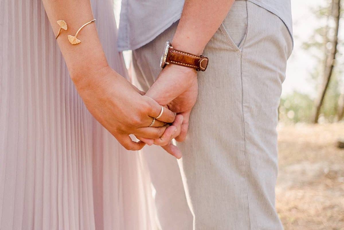 détails des mains lors d'une séance couple sur arcachon dans les pins