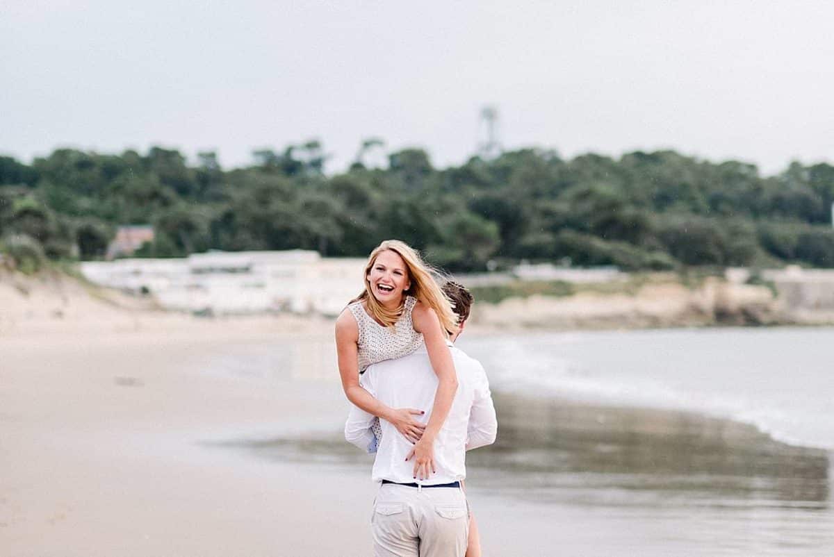 shooting couple au bord de l'océan a saint jean de Luz au pays basque photos réalisé par pixaile photography photographe de couple