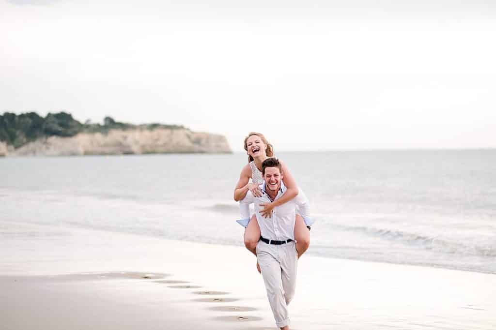 shooting couple a La Rochelle par pixaile photography au bord de l'océan en Charente maritime