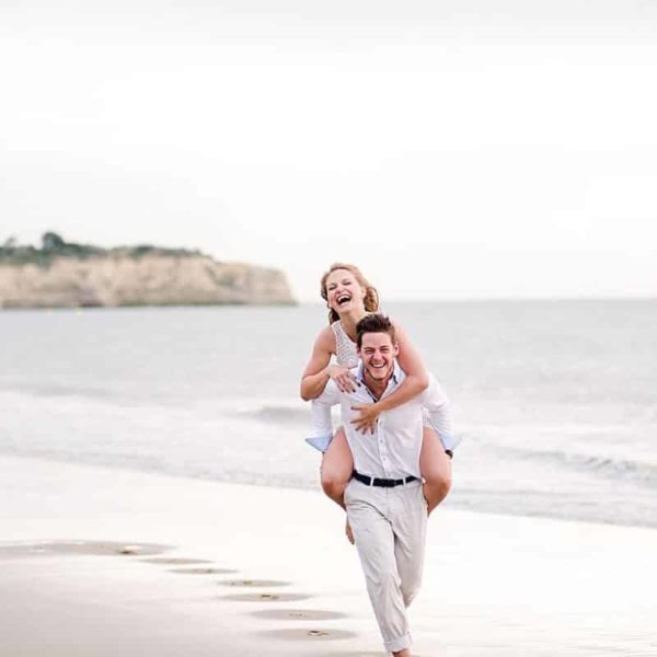 shooting couple a La Rochelle par pixaile photography au bord de l'océan en Charente maritime