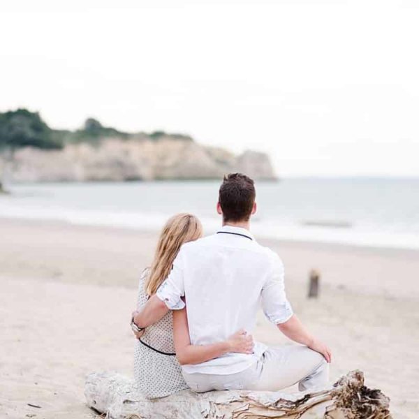 shooting couple en charente Maritime a La Rochelle au bord de l'océan par pixaile photography photographe de mariage en gironde