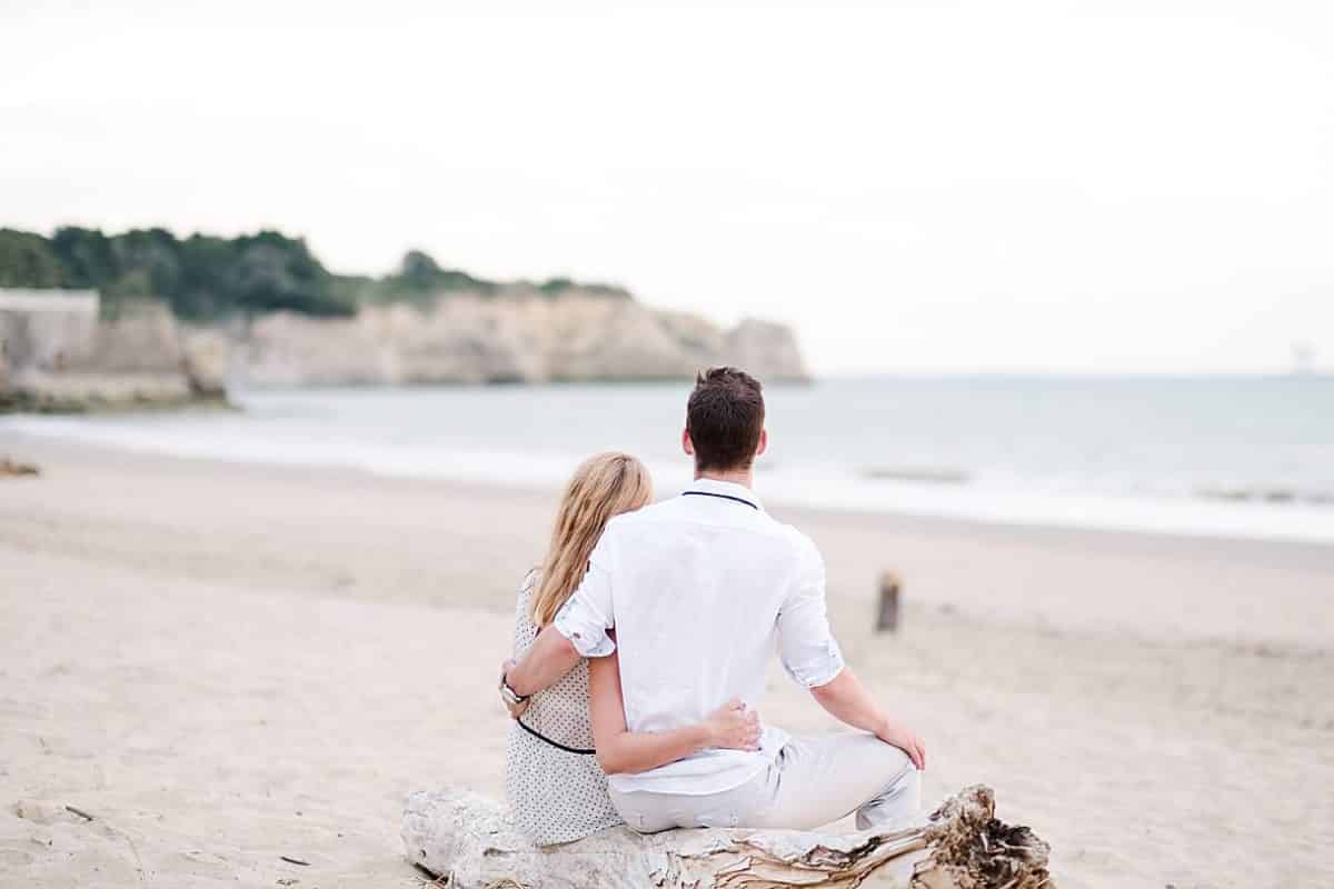 shooting couple en charente Maritime a La Rochelle au bord de l'océan par pixaile photography photographe de mariage en gironde