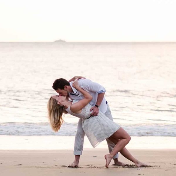 shooting couple au bord de l'océan au pays basque a Biarritz photos réalisé par pixaile photography photographe de couple