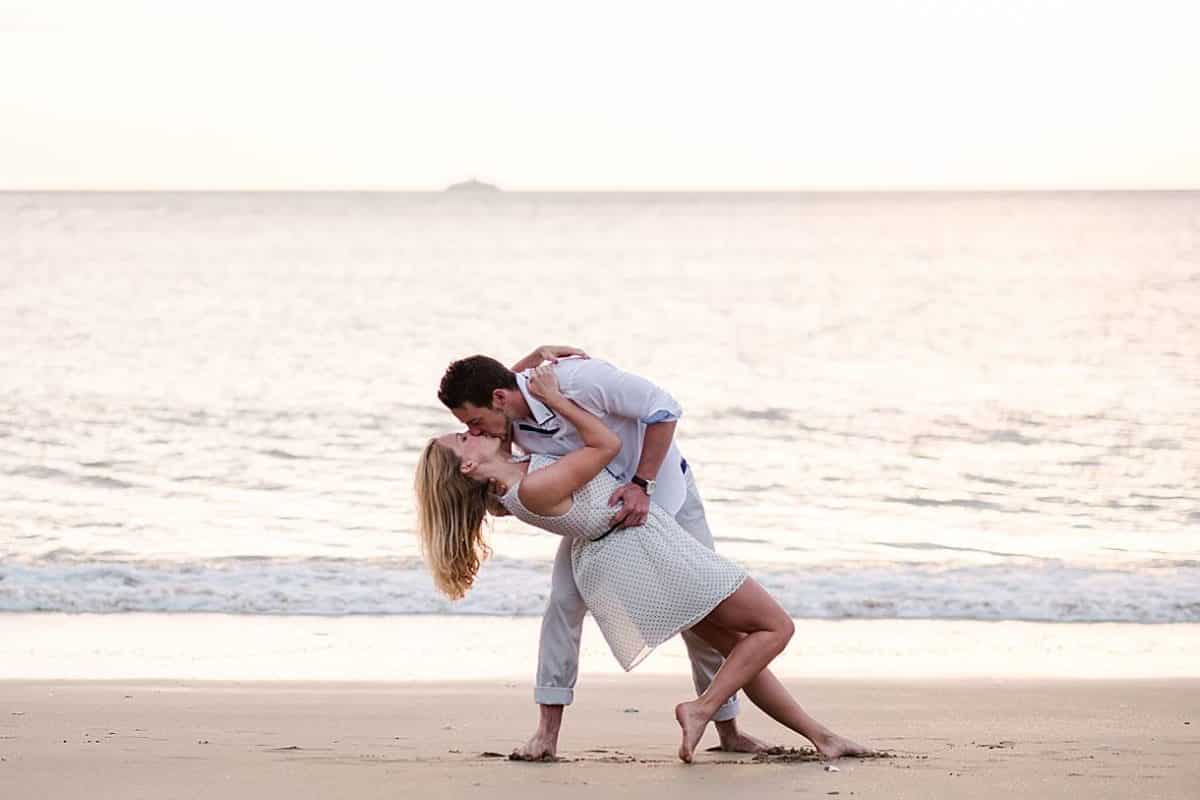 shooting couple au bord de l'océan au pays basque a Biarritz photos réalisé par pixaile photography photographe de couple