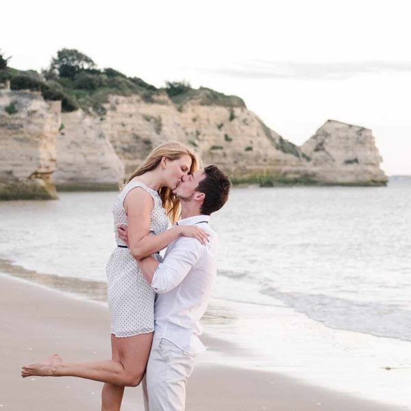 shooting couple en charente Maritime a côté de Royan au bord de l'océan photos réalisé par pixaile photography photographe de mariage professionnel