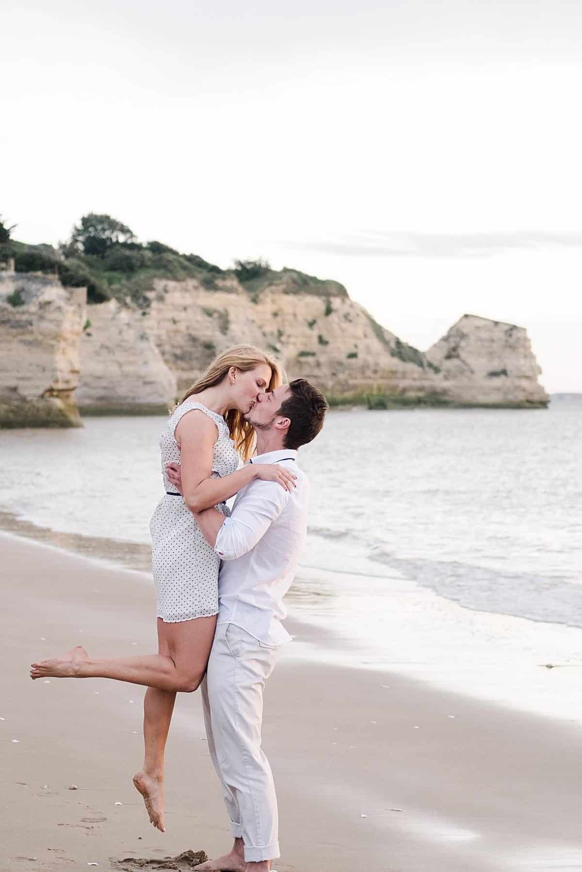 shooting couple en charente Maritime a côté de Royan au bord de l'océan photos réalisé par pixaile photography photographe de mariage professionnel