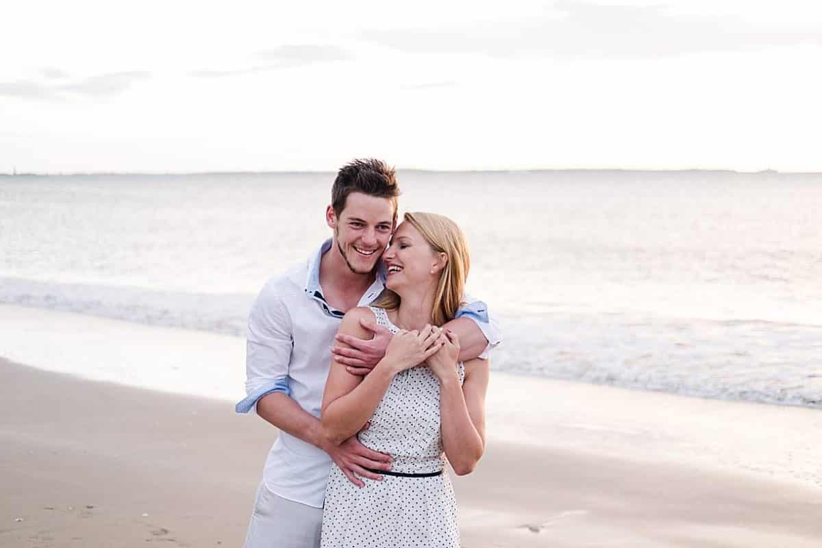 shooting couple a royan sur le bord de l'océan lors d'un coucher de soleil par pixaile photography photographe de mariage professionnel en Charente maritime