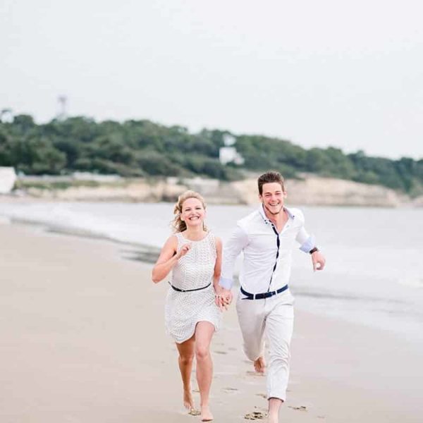 shooting couple au bord de l'océan a Royan en Charente maritime photos réalisé par pixaile photography photographe de mariage professionnel