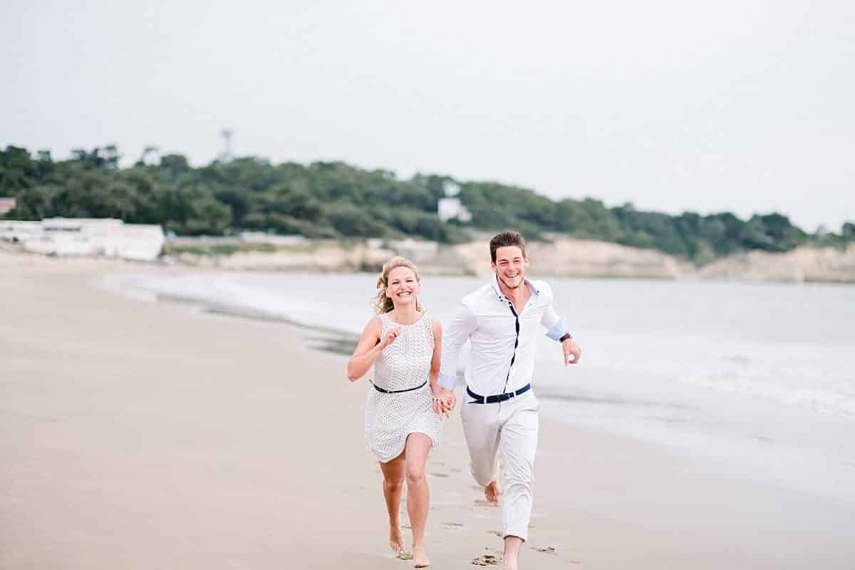 shooting couple au bord de l'océan a Royan en Charente maritime photos réalisé par pixaile photography photographe de mariage professionnel