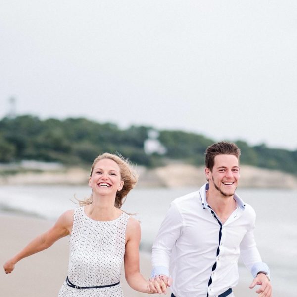 shooting couple au bord de l'océan a Royan en Charente maritime photos réalisé par pixaile photography photographe de mariage professionnel