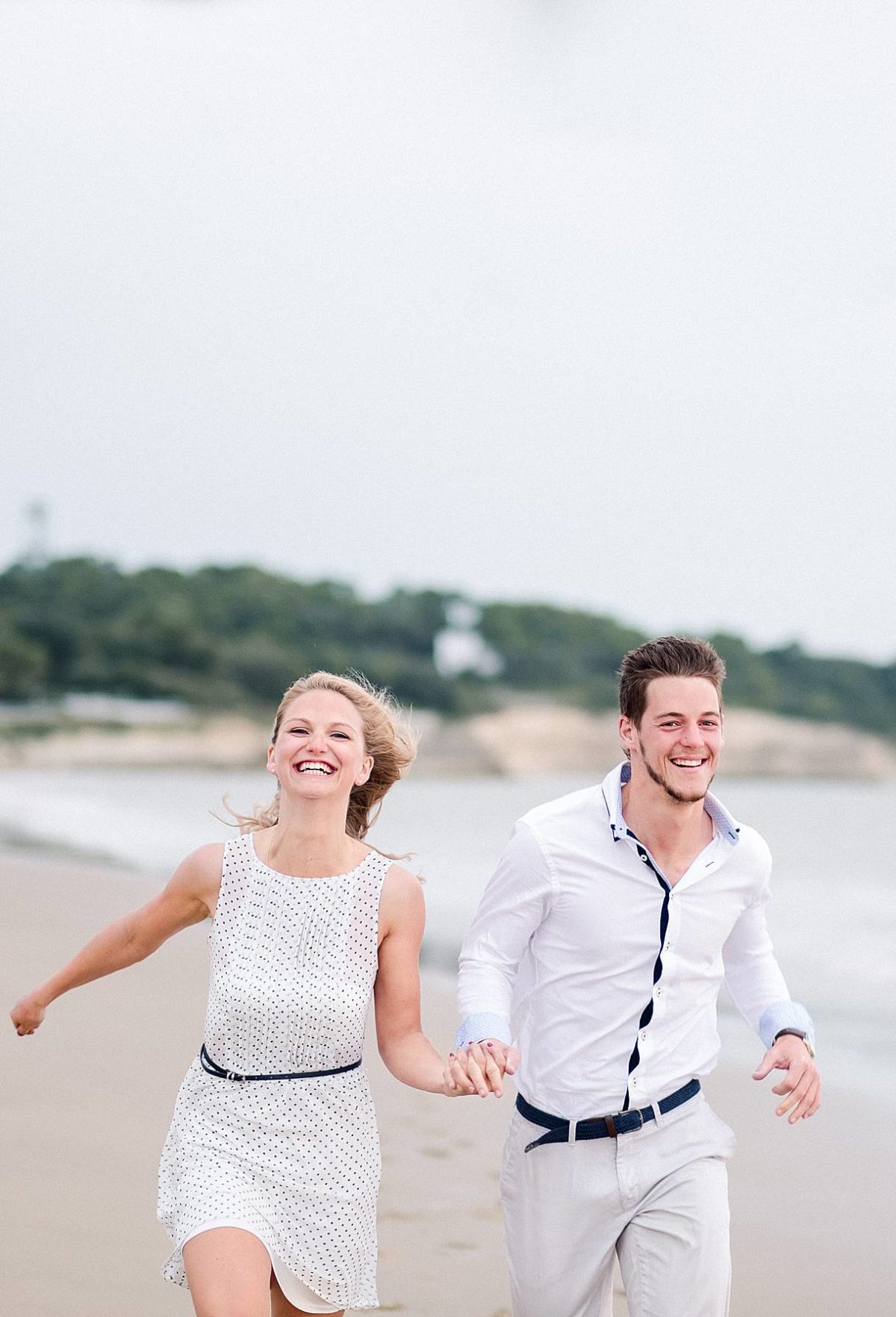 shooting couple au bord de l'océan a Royan en Charente maritime photos réalisé par pixaile photography photographe de mariage professionnel