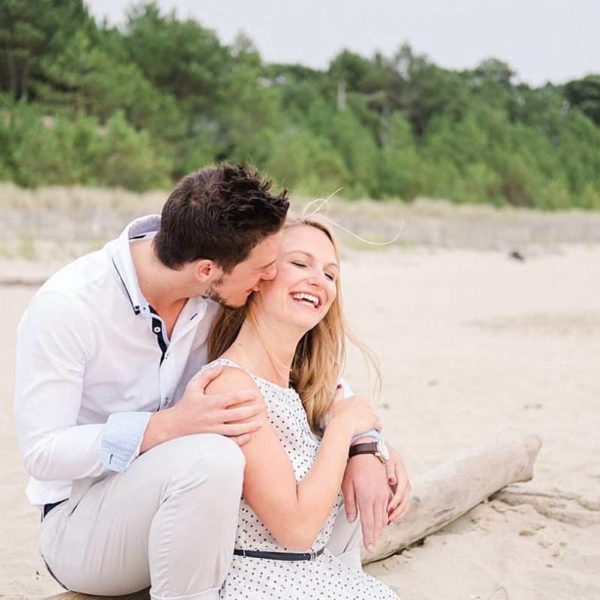 shooting couple au bord de l'océan a Royan en Charente maritime photos réalisé par pixaile photography photographe de mariage professionnel