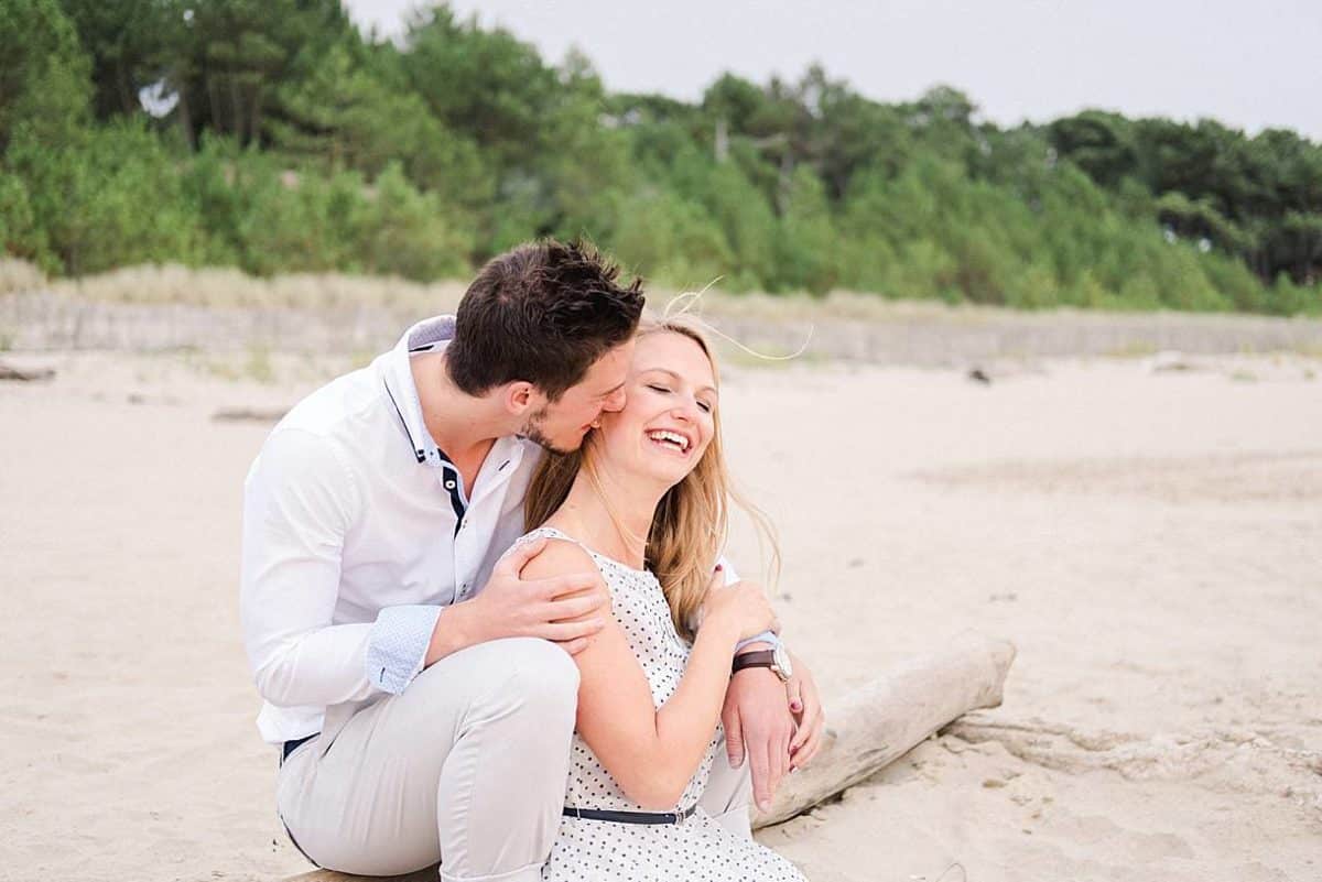 shooting couple au bord de l'océan a Royan en Charente maritime photos réalisé par pixaile photography photographe de mariage professionnel