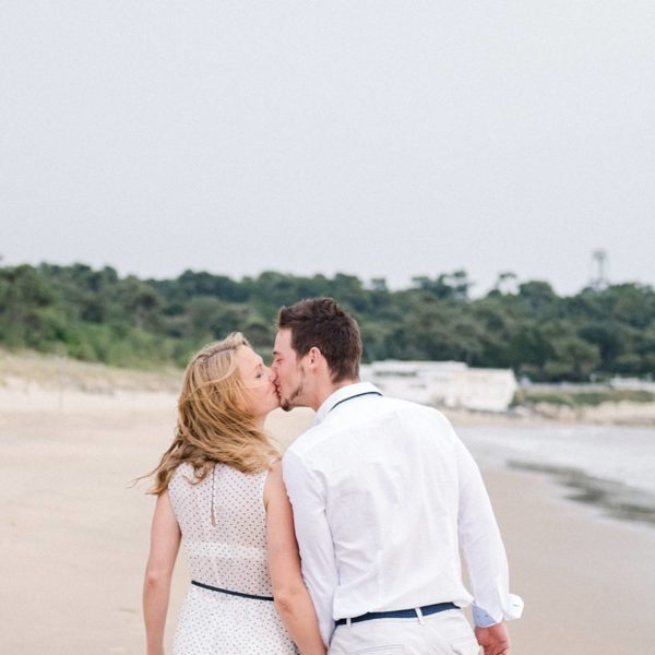 shooting couple sur la plage de Saint George de Didonne a côté de royan en Charente maritime photos réalisé par pixaile photography photographe de mariage professionnel