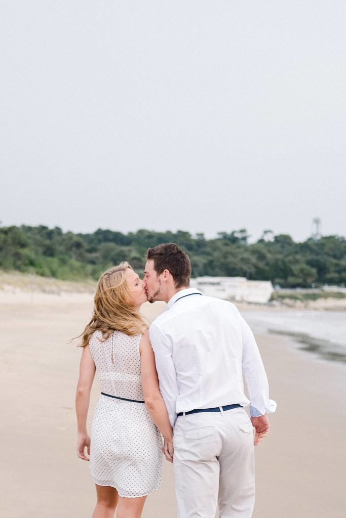 shooting couple sur la plage de Saint George de Didonne a côté de royan en Charente maritime photos réalisé par pixaile photography photographe de mariage professionnel